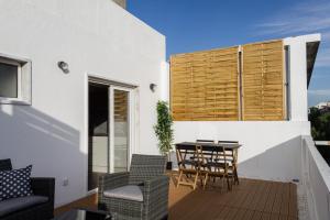 een patio met een tafel en stoelen op een balkon bij Terrace 88 in Lisbon in Lissabon