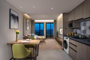 Una cocina o zona de cocina en Citadines Songshan Lake Dongguan