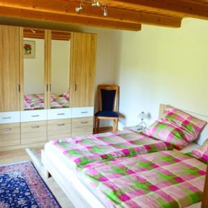 سرير أو أسرّة في غرفة في Ollis Achterndiek