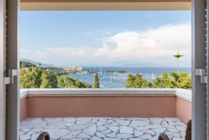 Cette chambre dispose d'un balcon offrant une vue sur l'océan. dans l'établissement Villa OMNIA - Kommeno bay, à Dassia