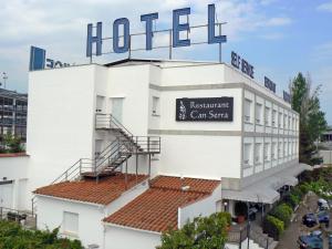 a hotel with a sign on top of it at Hotel Vilobi in Vilobí d'Onyar