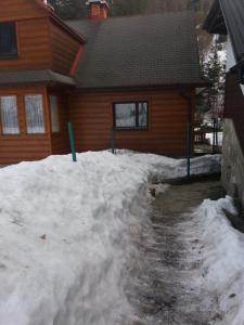 什切爾克的住宿－Domek w Szczyrku，房子前面的一堆雪