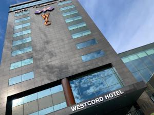 un edificio de hotel de palabra occidental con un cartel en él en WestCord WTC Hotel Leeuwarden, en Leeuwarden