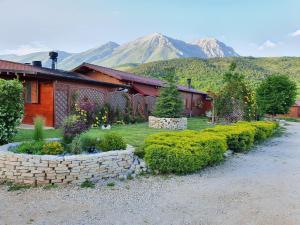 een huis met een tuin met een stenen muur bij Agriturismo Il Timo in Magliano deʼ Marsi