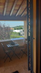 a room with a table and chairs and a window at IMMERSA NEL VERDE 2 in Osimo