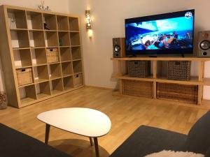 un soggiorno con tavolo e TV di Peter PAN's spacious apartment a Lubiana