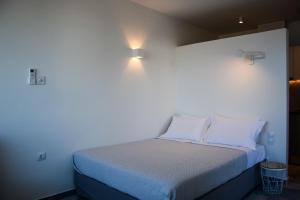 Postel nebo postele na pokoji v ubytování Pharos Apartments