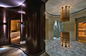 モンテグロット・テルメにあるTerme di Relilax Boutique Hotel & Spaのリビングルーム(暖炉、シャンデリア付)