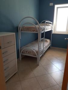 Poschodová posteľ alebo postele v izbe v ubytovaní Appartamento 10 minuti dal mare
