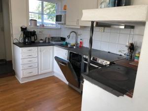 Kuchyň nebo kuchyňský kout v ubytování Cosy river house