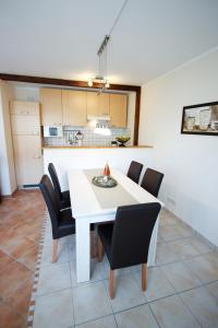 Kuchyň nebo kuchyňský kout v ubytování Haus Steffchen - Gemütliche Auszeit nahe der Ostsee