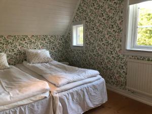 una piccola camera con letto e finestra di Cosy river house a Kvillsfors