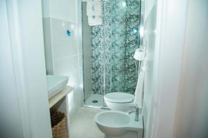 a bathroom with a toilet and a sink and a shower at Alaka Holiday Home in Gallipoli +16 photos