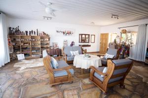 sala de estar con mesa y sillas en Dornhuegel Guest Farm, en Groutfontein
