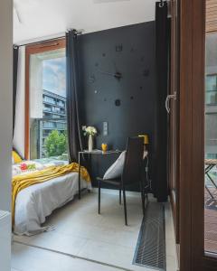 Posteľ alebo postele v izbe v ubytovaní Kolejowa 45A P&O Corporate Accommodation