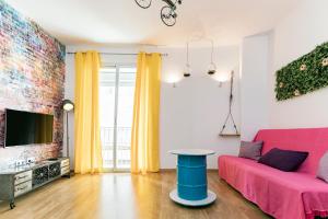 Televízia a/alebo spoločenská miestnosť v ubytovaní Apartamentos Momas La Casa De Mamá