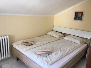 Ein Bett oder Betten in einem Zimmer der Unterkunft Apartmani Vukan