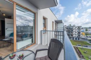 balkon ze stołem i krzesłami oraz widokiem w obiekcie Nika w Kołobrzegu