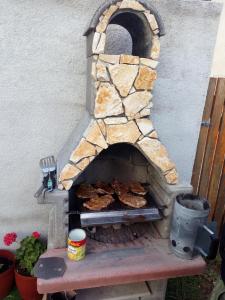Ein für Gäste verfügbarer Grill in der Ferienwohnung