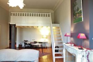 1 dormitorio con 1 cama y 1 cama elevada con escritorio en Burdigala Homes - Appart Clemenceau, en Burdeos