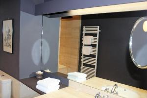 een badkamer met een wastafel en een spiegel bij Burdigala Homes - Appart Clemenceau in Bordeaux