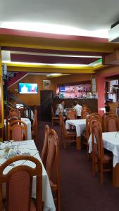 Un restaurante u otro lugar para comer en Riviera Valceana