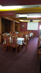 拉姆尼庫沃爾恰的住宿－Riviera Valceana，用餐室配有桌椅和投影屏幕