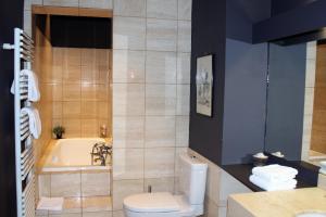 een badkamer met een bad, een toilet en een wastafel bij Burdigala Homes - Appart Clemenceau in Bordeaux