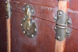 a pair of metal handles on a wooden trunk at Burdigala Homes - Appart Clemenceau in Bordeaux