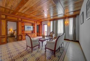 TV a/nebo společenská místnost v ubytování Le Bokor Palace