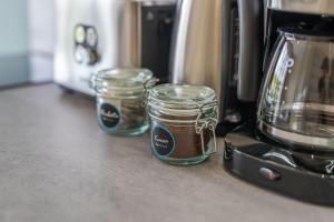Príslušenstvo na prípravu kávy alebo čaju v ubytovaní Apartment Flamingo 27 by Noclegi Renters