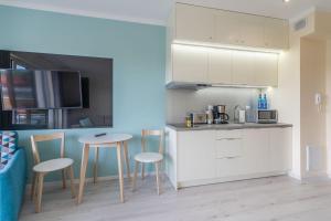 Kuchyňa alebo kuchynka v ubytovaní Apartment Flamingo 27 by Noclegi Renters + 18 fotografií