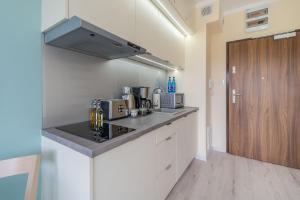 Kuchyňa alebo kuchynka v ubytovaní Apartment Flamingo 27 by Noclegi Renters
