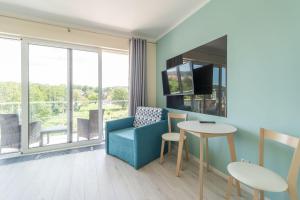 Televízia a/alebo spoločenská miestnosť v ubytovaní Apartment Flamingo 27 by Noclegi Renters