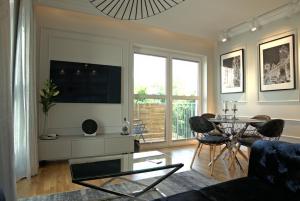 Televízia a/alebo spoločenská miestnosť v ubytovaní Blue Velvet Premium Apartments II