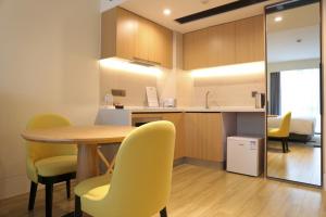Virtuve vai virtuves zona naktsmītnē Citadines Gaoke Liangjiang Chongqing