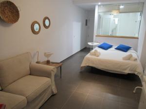 Een bed of bedden in een kamer bij Apartamento 1ª linea Las Canteras -vista mar con terraza y wifi 308