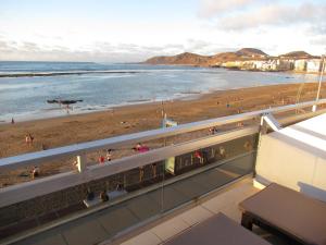 ラスパルマス・デ・グランカナリアにあるApartamento 1ª linea Las Canteras -vista mar con terraza y wifi 308のビーチの景色を望むバルコニーが備わる客室です。