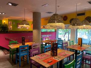 Reštaurácia alebo iné gastronomické zariadenie v ubytovaní 08028 Apartments