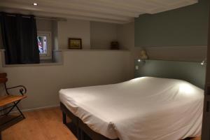 a bedroom with a large white bed in it at Burdigala Homes - Appart du Jardin Public in Bordeaux