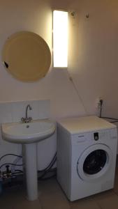 ヨシュカル・オラにある2-к квартира, 75 м², 2эт.のバスルーム(洗濯機、シンク付)