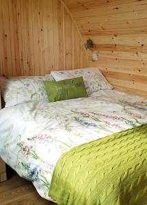 Voodi või voodid majutusasutuse Lilly's Lodges Orkney Butterfly Lodge toas