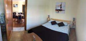 a bedroom with a bed and a table in a room at Apartman Sena in Vodice