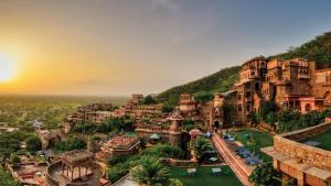 uma vista para uma aldeia antiga nas montanhas em Neemrana Fort-Palace em Neemrana