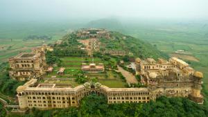 Vue panoramique sur l'établissement Neemrana's - Tijara Fort Palace