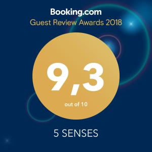 een teken dat leest Quest Review awards zintuigen met een gele cirkel bij 5 SENSES in Valencia