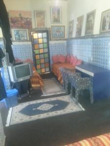 TV a/nebo společenská místnost v ubytování RIAD DAR KADER chambre saumon