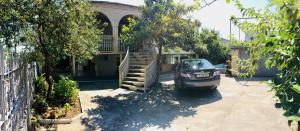 un'auto parcheggiata di fronte a una casa con una scala di Hause a Tskhaltubo
