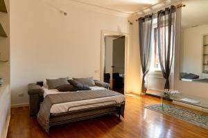 - un salon avec un lit et une fenêtre dans l'établissement RHome Trevi, à Rome