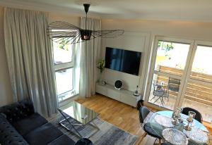 Televízia a/alebo spoločenská miestnosť v ubytovaní Blue Velvet Premium Apartments II